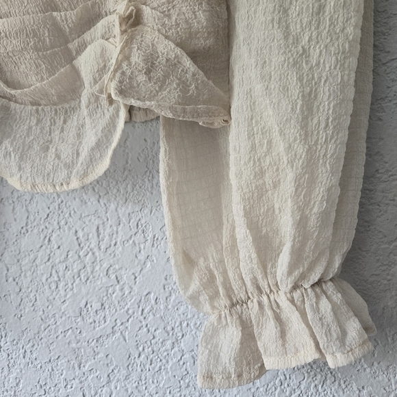 ASTR The Label XS Tonia Puff Sleeve Top Cream Ruched Smock Back NWT - Picture 2 of 8